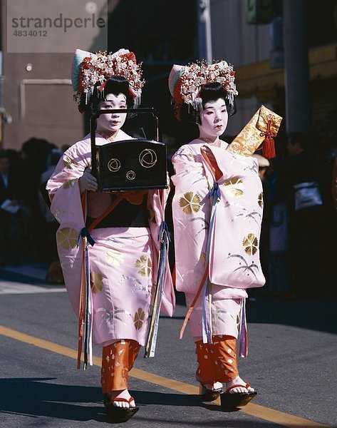 Asien  Geisha  Geishas  Urlaub  Honshu  Japan  Kimono  Kyoto  Landmark  Modell  Parade  Released  Tourismus  Tracht  T