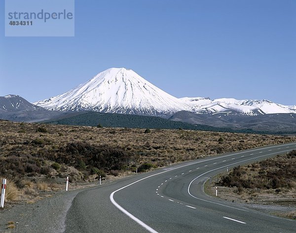 Capped  leere Road  Urlaub  Landmark  Mount Ngarahoe  Mountain  Neuseeland  North Island  Schnee  Tongariro  Tongariro national