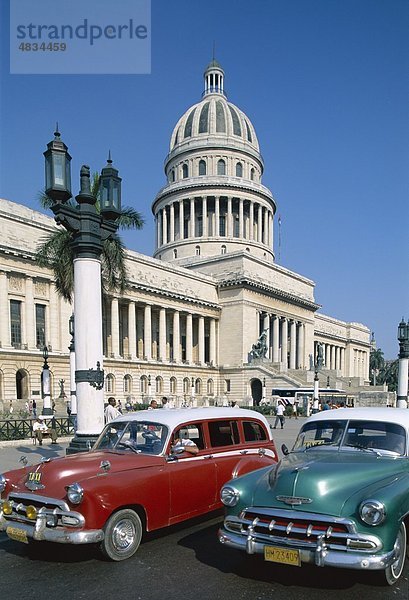 Capitol Gebäude  Capitolio  Kuba  Habana  Havanna  Urlaub  Landmark  Tourismus  Reisen  Urlaub  Vintage Autos
