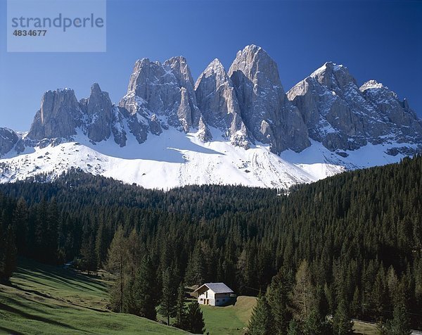 Dolomiten  Dolomiti  Bauernhaus  Urlaub  Italien  Europa  Landmark  Berg  Gebirge  Spitzen  Schnee  Tourismus  Reisen  Trentino  V