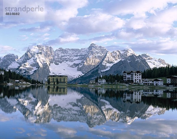 Dolomiten  Dolomiti  Urlaub  Italien  Europa  Lago  See  Landmark  Misurina  Berge  Spitzen  Sorapiss  Tourismus  Reisen  Trenti