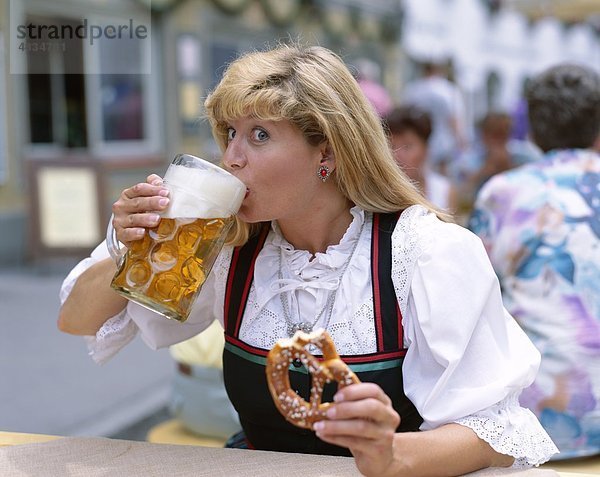 Bayern  Bayerische  Bier  Kostüm  trinken  Essen  Festival  Deutschland  Europa  Urlaub  Juli  Landmark  Mittenwald  Modell  Pretz