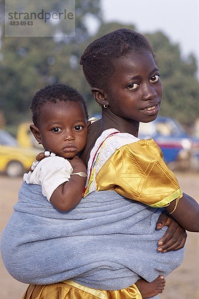 Afrikanisch  Baby  zurück  Banjul  tragen  Kind  Gambia  Afrika  Mädchen  Urlaub  Landmark  Modell  veröffentlicht  Tourismus  Reisen  Vacation