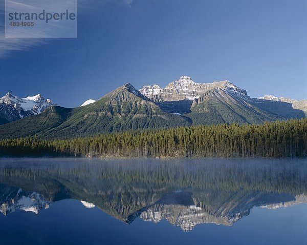 Banff  Alberta Banff-Nationalpark  Kanada  Nordamerika  Herbert  Urlaub  See  Landmark  Rocky Mountains  Tourismus  Reisen  Urlaub