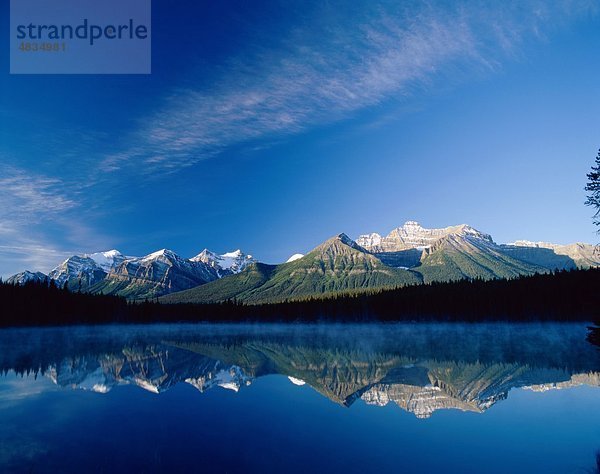 Banff  Alberta Banff-Nationalpark  Kanada  Nordamerika  Herbert  Urlaub  See  Landmark  Rocky Mountains  Tourismus  Reisen  Urlaub