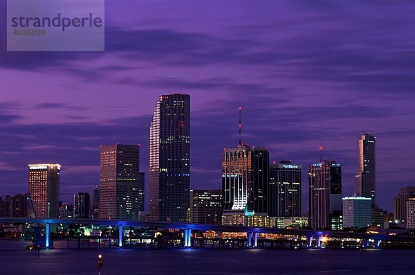 Amerika  City  Florida  Holiday  Landmark  Marina  Miami  Nacht  Skyline  Tourismus  Reisen  USA  USA  Urlaub  Ansicht