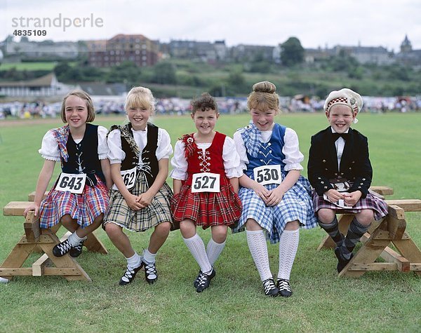 Kinder  Kostüm  tanzen  Highlands  Urlaub  Landmark  Schottland  Vereinigtes Königreich  Großbritannien  schottisch  Tourismus  Reisen  Va