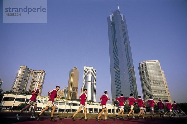 Guangzhou Kanton Bankenviertel Mann Urlaub üben Gebäude Großstadt joggen Sehenswürdigkeit China Asien modern