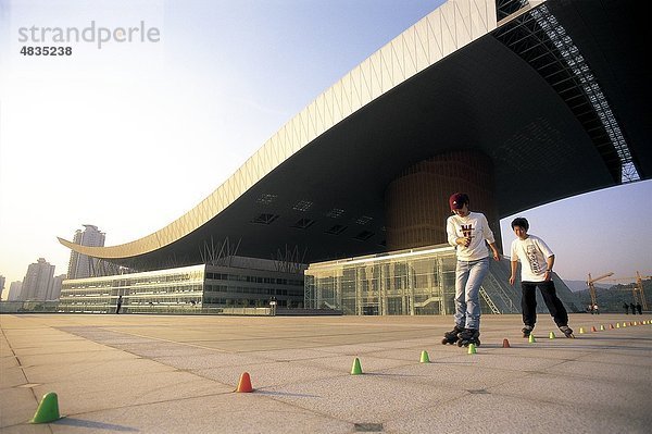 Architektur  Asien  China  Civic centre  Guandong  Urlaub  Landmark  Modern  Menschen  Provinz  Erholung  Inline-Skating  Rolle