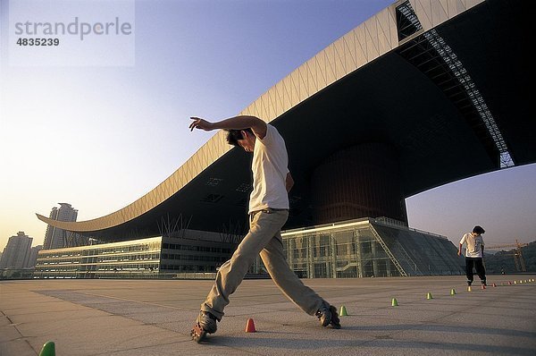 Architektur  Asien  China  Civic centre  Guandong  Urlaub  Landmark  Modern  Menschen  Provinz  Erholung  Inline-Skating  Rolle
