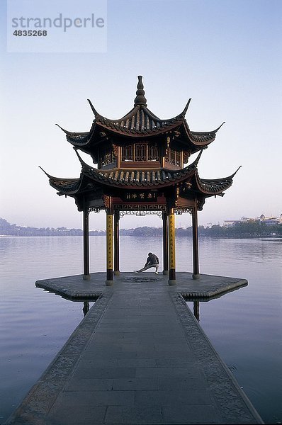 Architektur  Asien  China  Chinesisch  sich fit halten  Hangzhou  Urlaub  See  Landmark  Mann  Moody  Pagode  Provinz  Tempel  Tourismus