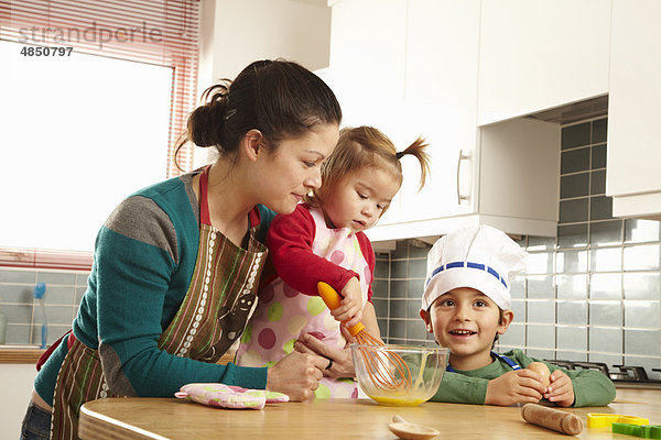 Mutter kocht mit Kindern in der Küche