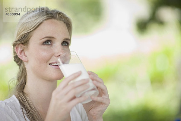 Frau trinkt ein Glas Milch