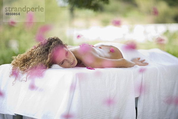 Frau auf dem Massagetisch