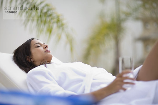 Frau im Spa auf dem Liegestuhl