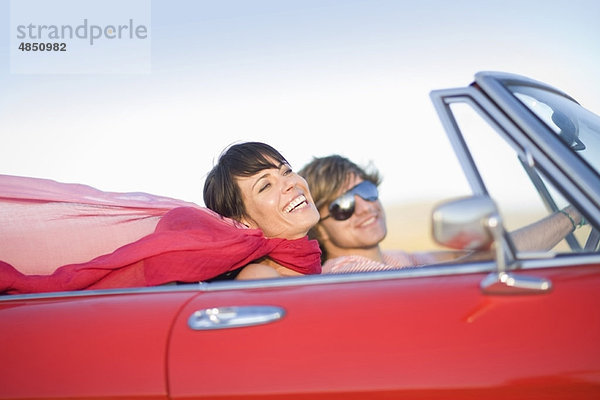 Frau und Mann im Cabriolet