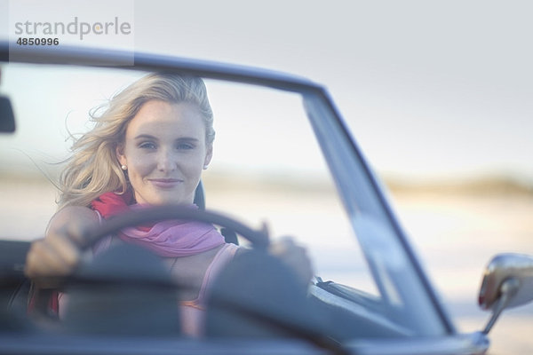 Blondes Mädchen beim Cabriofahren