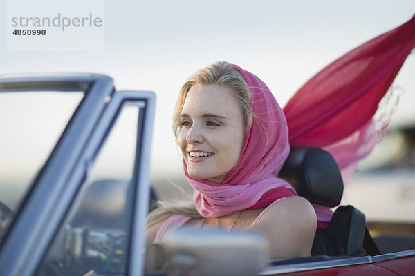 Frau fährt ein Cabriolet