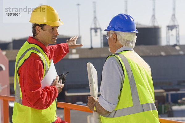 Zwei Hafenarbeiter sprechen über die Arbeit