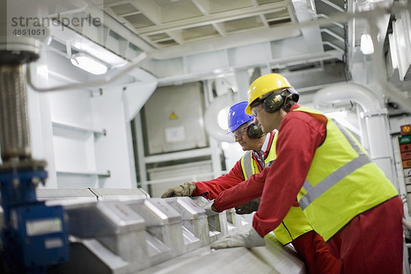 Arbeiten bei der Wartung eines Schiffes