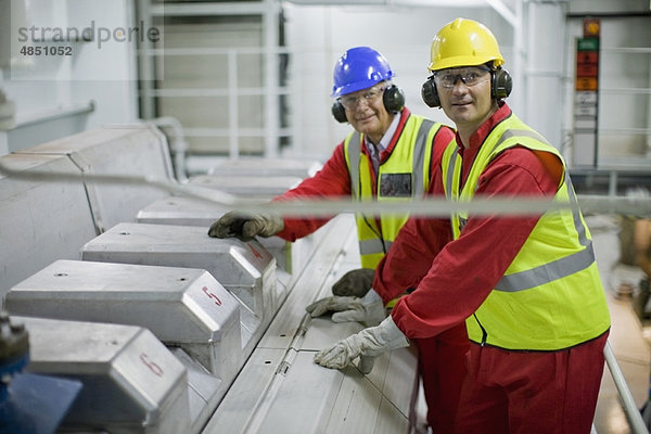 Arbeiter bei der Wartung eines Schiffes