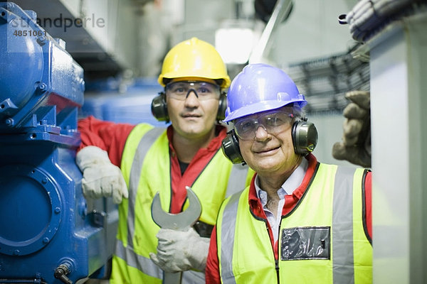 2 Arbeiter im Maschinenraum