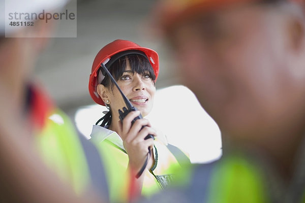 Architekt  sprechen  Funkgerät  walkie talkie  walkie talkies