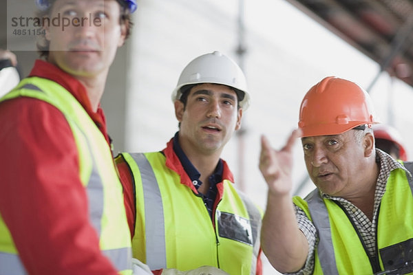 Arbeiter sprechen auf der Baustelle
