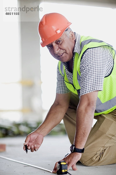 Ältere Mitarbeiter auf der Baustelle