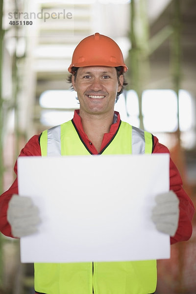 Arbeiter mit einem leeren Blatt Papier