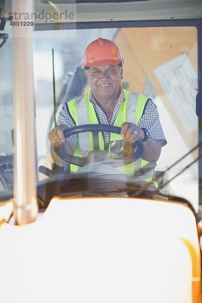 Bauarbeiter beim Fahren eines Gabelstaplers