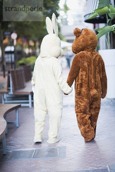 Hase und Bär gehen die Straße entlang