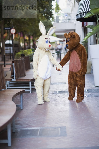 Hase und Bär gehen die Straße entlang