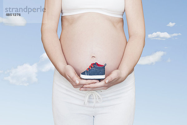 Schwangerschaftsbuckel mit Schuh