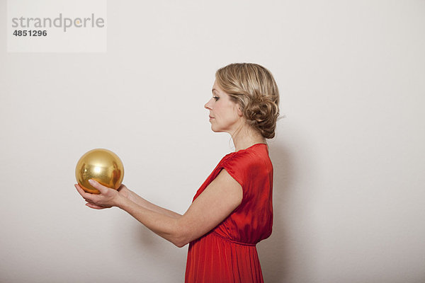 Frau mit goldenem Ball