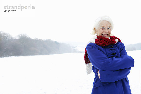 Eine ältere Frau in einer verschneiten Landschaft