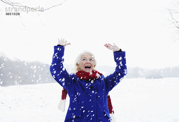 Eine ältere Frau im Schnee