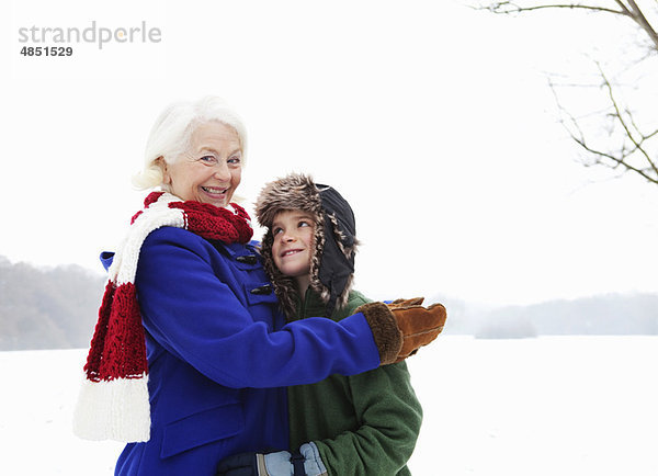 Eine ältere Frau und ein Junge im Schnee