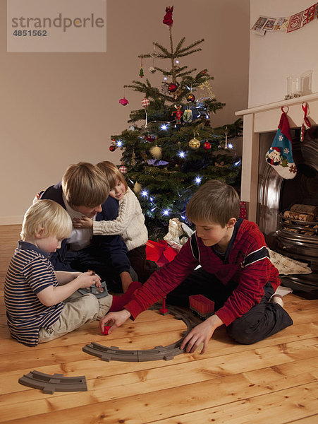 4  Junge - Person  spielen  Zug