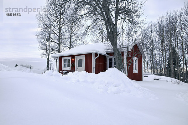 Verschneit in roter Hütte