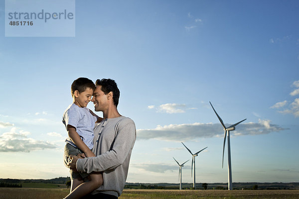 Vater und Sohn auf einem Windpark