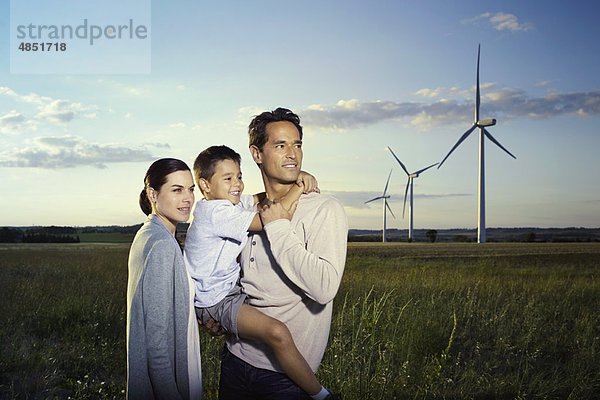 Familie auf einem Windpark