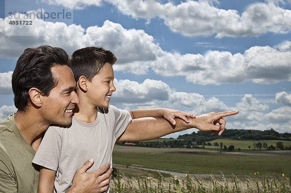 Vater und Sohn auf einem Feld