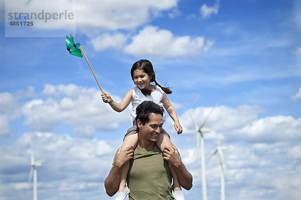 Vater und Tochter auf einem Windpark