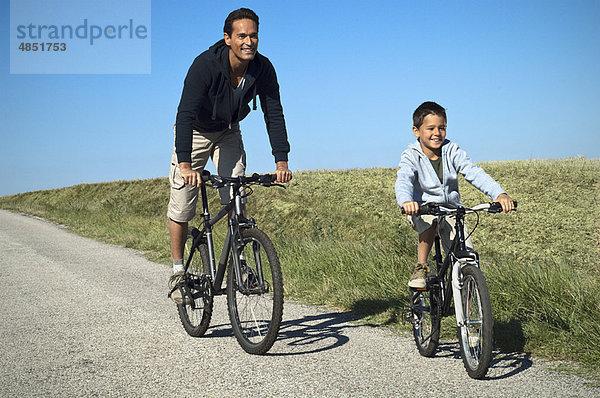 Vater und Sohn Radfahren