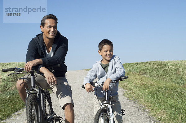 Vater und Sohn mit ihren Fahrrädern