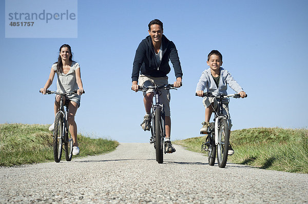 Familienradfahren auf der Landstraße