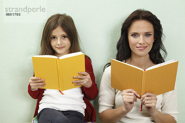 Porträt von Mutter und Tochter beim Lesen