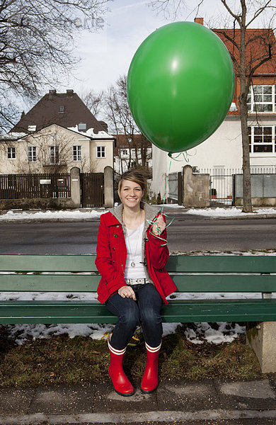 Frau mit grünem Ballon