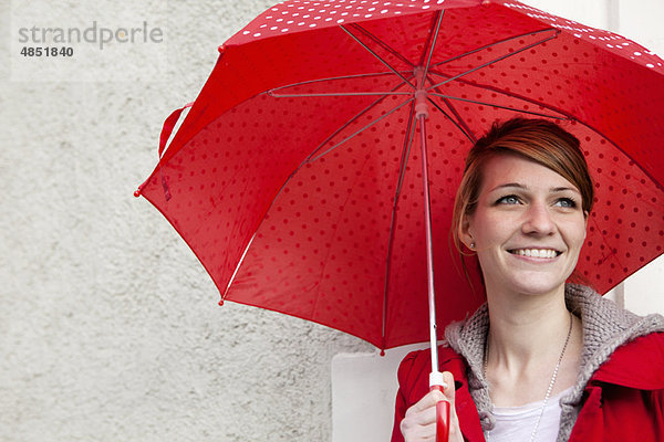 Porträt einer Frau mit Regenschirm